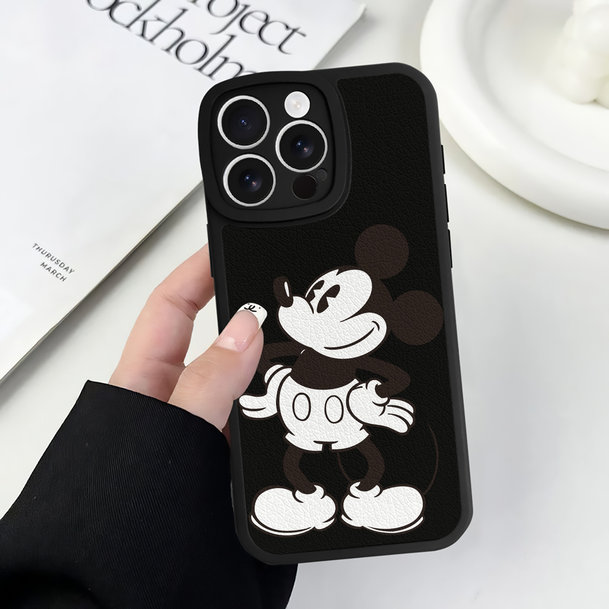 （画像用） ミッキーマウス Mickey Mouse 【iPhone 16シリーズ対応】シリコンスマホケース（レザー調） 材質：シリコン